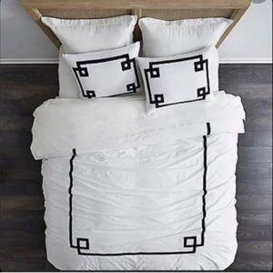 NWT King Duvet cover, Villa By Noble Excellence